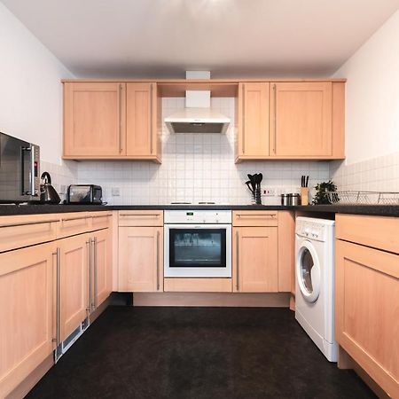 BEST PRICE! LARGE SPACIOUS 2 BED APARTMENT - King Size or Single Beds, Sofabeds, Smart TVs, FREE PARKING Southampton Exterior foto